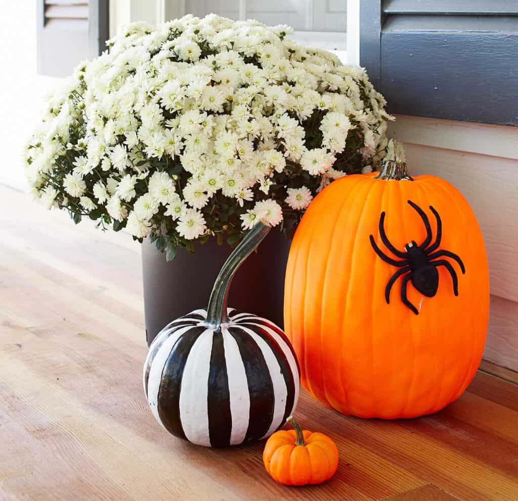 101 Simple Outdoor Halloween Decor Ideas » Lady Decluttered